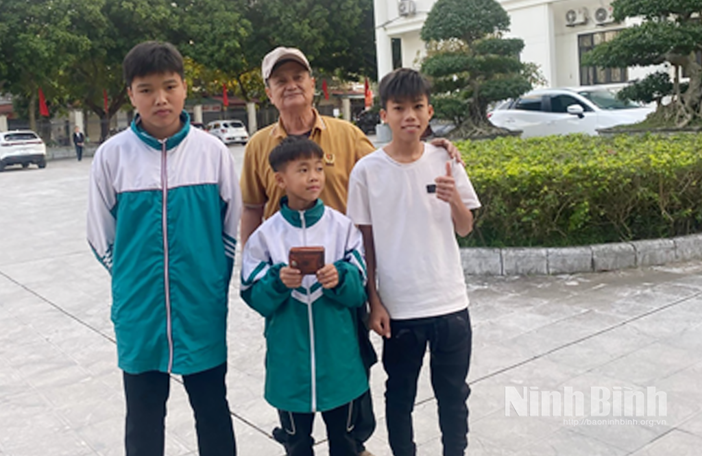 Tài sản đã được các cháu học sinh trao trả lại cho Bác Đinh Xuân Thêm, tổ dân phố Khánh Trung- Ninh Khang( Hoa Lư- Ninh Bình)