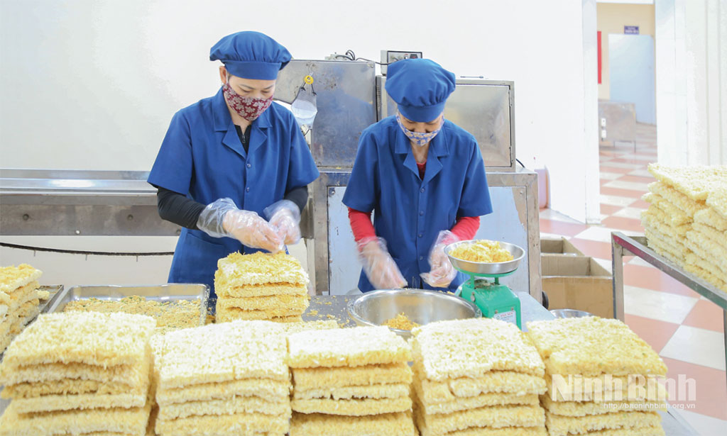 Công ty Cổ phần Sinh hóa Ninh Bình chuẩn bị sản phẩm cơm cháy Cố Đô giới thiệu tại Hội chợ Công Thương khu vực phía Bắc - Ninh Bình năm 2025.