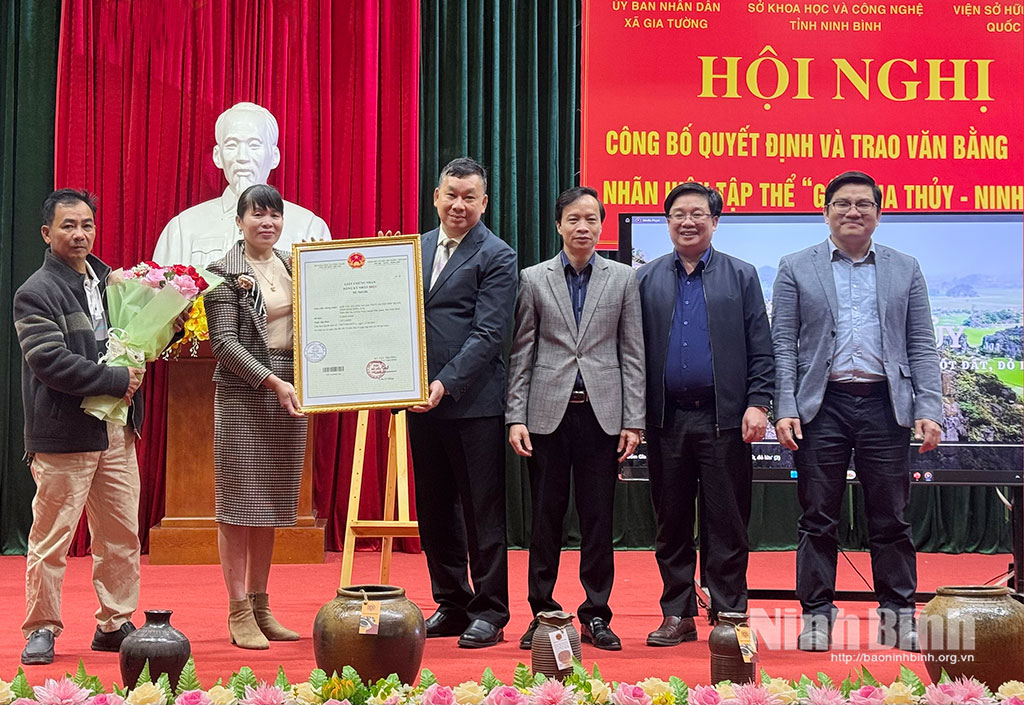 Lãnh đạo Cục Sở hữu trí tuệ trao Giấy Chứng nhận đăng ký nhãn hiệu cho sản phẩm “Gốm Gia Thủy - Ninh Bình”.