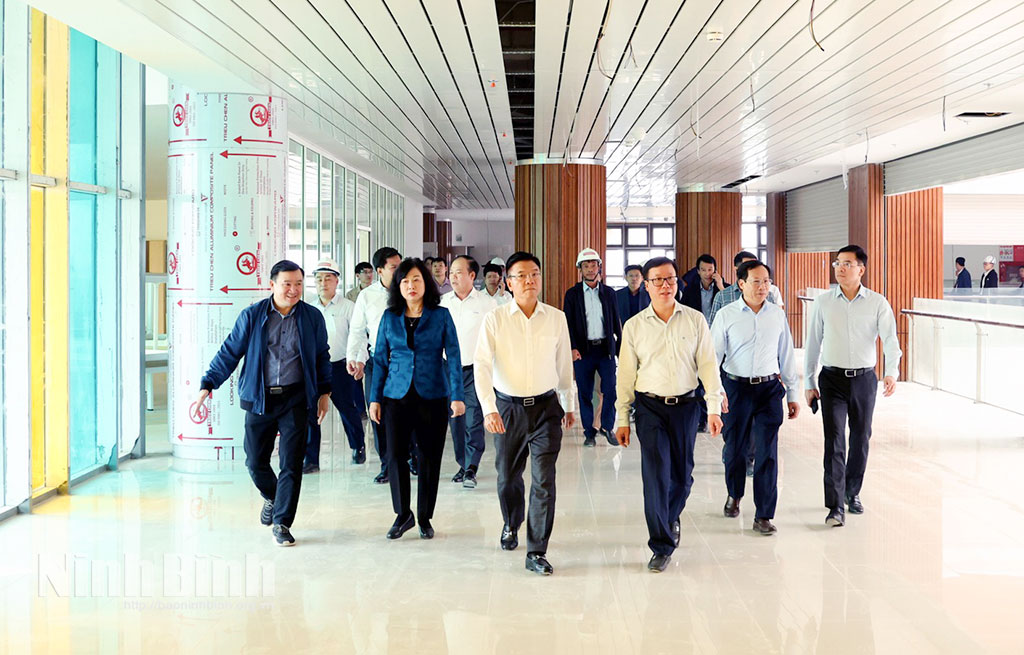 Đồng chí Phó Thủ tướng Chính phủ Lê Thành Long kiểm tra thực tế tại Cơ sở 2 Bệnh viện Hữu nghị Việt Đức. Ảnh: Nguyễn Huy