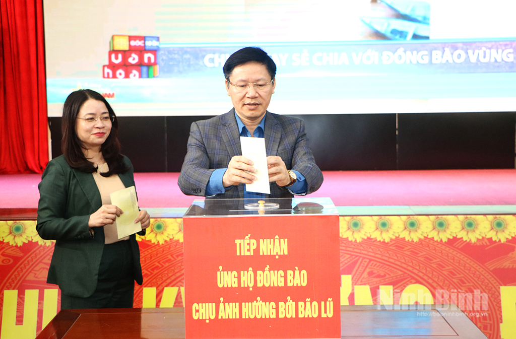 Phường Lý Thường Kiệt tham gia ủng hộ đồng bào vùng lũ khu vực miền Trung, Tây Nguyên. Ảnh: Phùng Thống