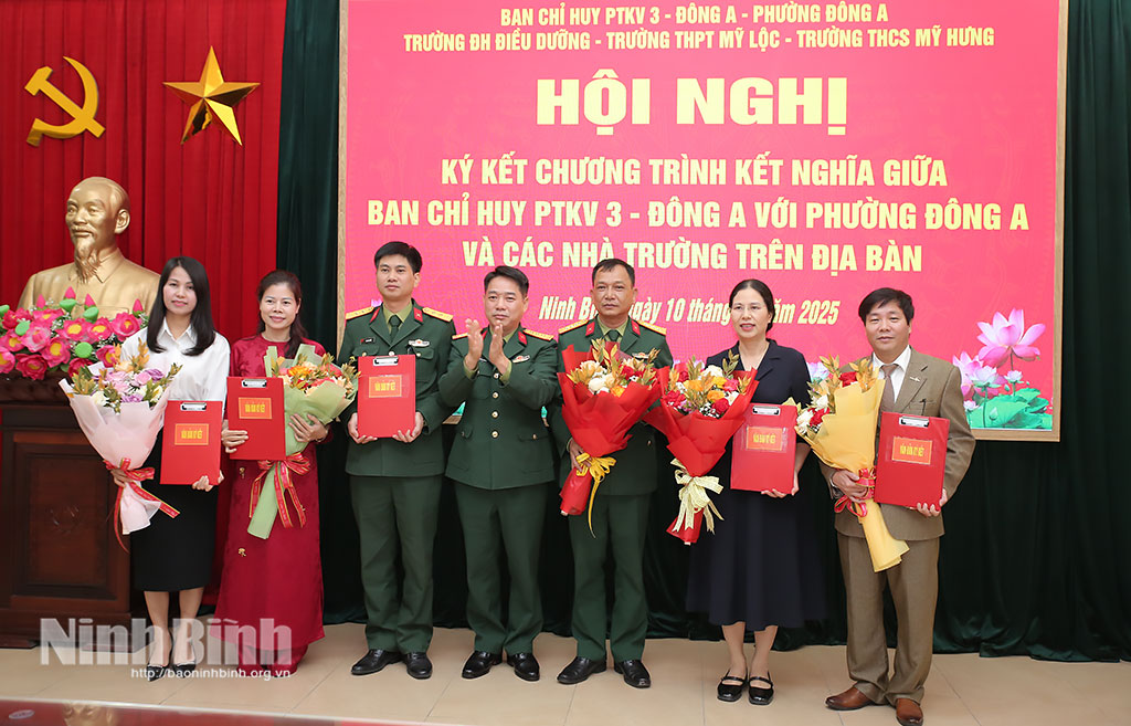 Đại diện Bộ Chỉ huy Quân sự tỉnh tặng hoa chúc mừng các đơn vị tham gia ký kết chương trình kết nghĩa.