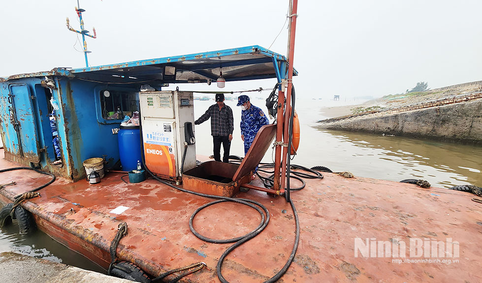 Tàu chở dầu không rõ nguồn gốc bị lực lượng chức năng tạm giữ.