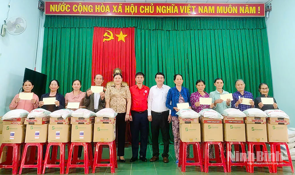 Lãnh đạo Hội Chữ thập đỏ tỉnh và đại diện doanh nghiệp, nhà hảo tâm trao quà hỗ trợ cho nhân dân tại xã Phù Mỹ Nam, tỉnh Gia Lai.