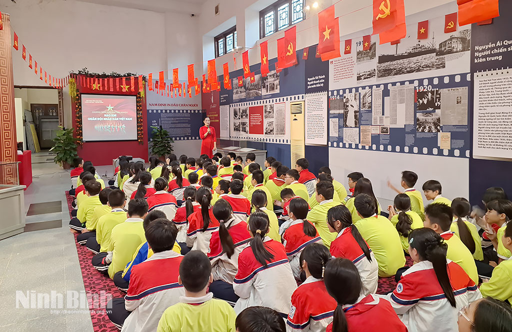 Các em học sinh Trường THCS Trần Bích San (phường Nam Định) tìm hiểu về lịch sử truyền thống Quân đội Nhân dân Việt Nam.