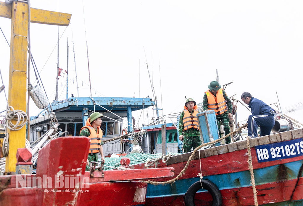 Cán bộ, chiến sỹ Ban Chỉ huy Bộ đội biên phòng tỉnh hỗ trợ ngư dân vào khu vực neo đậu tàu thuyền đảm bảo an toàn. Ảnh: Hoàng Tuấn