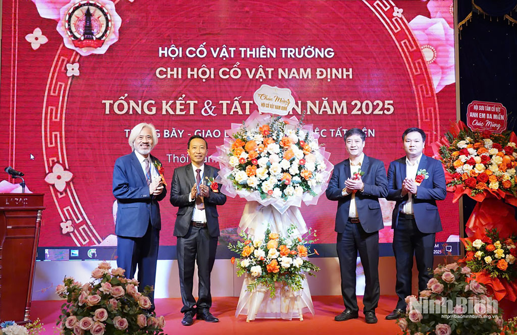 Lãnh đạo phường Nam Định tặng hoa chúc mừng Chi hội Cổ vật Nam Định.