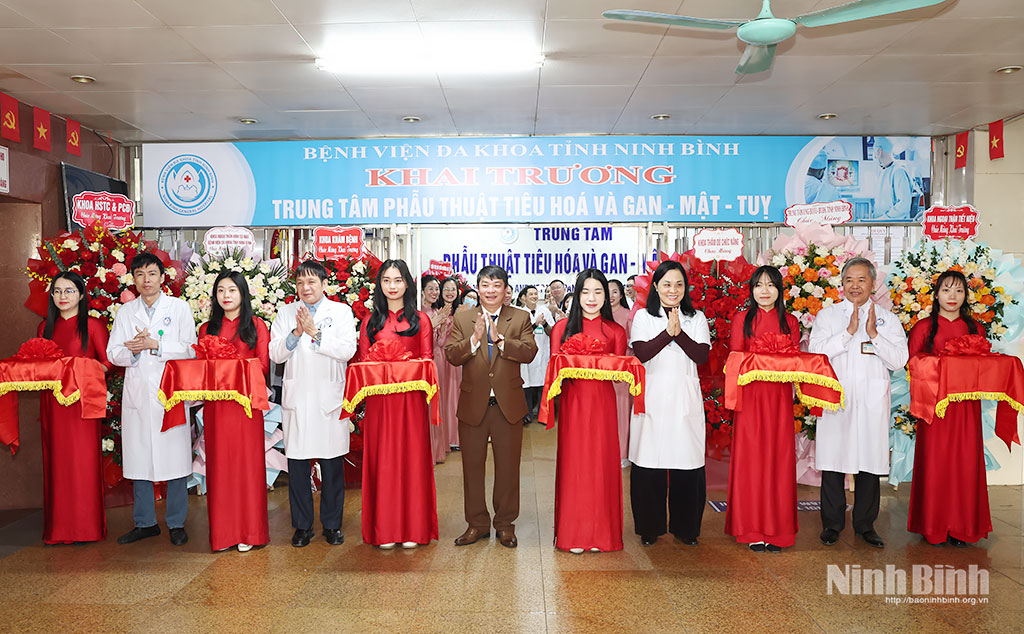 Các đại biểu cắt băng khai trương Trung tâm Phẫu thuật Tiêu hóa.