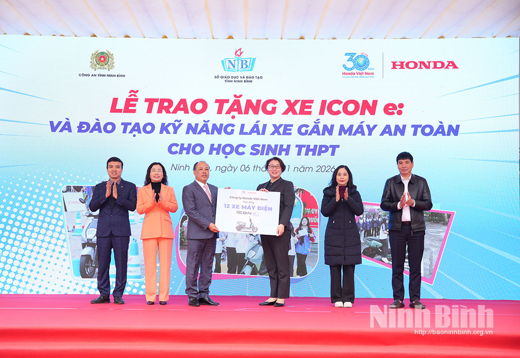 Đại diện Honda Việt Nam trao tặng 12 xe gắn máy điện Honda ICON e: cho 0 trường THPT tỉnh Ninh Bình.
