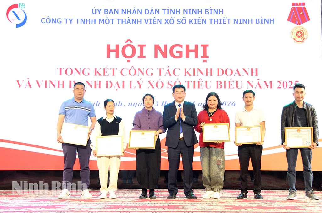 Lãnh đạo Công ty TNHH Một thành viên Xổ số kiến thiết Ninh Bình trao thưởng cho các tổng đại lý xếp loại I.