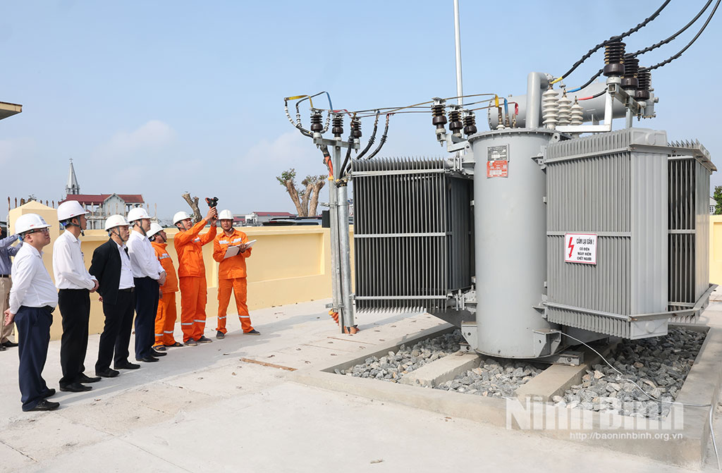 Lãnh đạo Công ty Điện lực Ninh Bình kiểm tra hệ thống biến thế tại Trạm bơm Cổ Đam (xã Phong Doanh).
