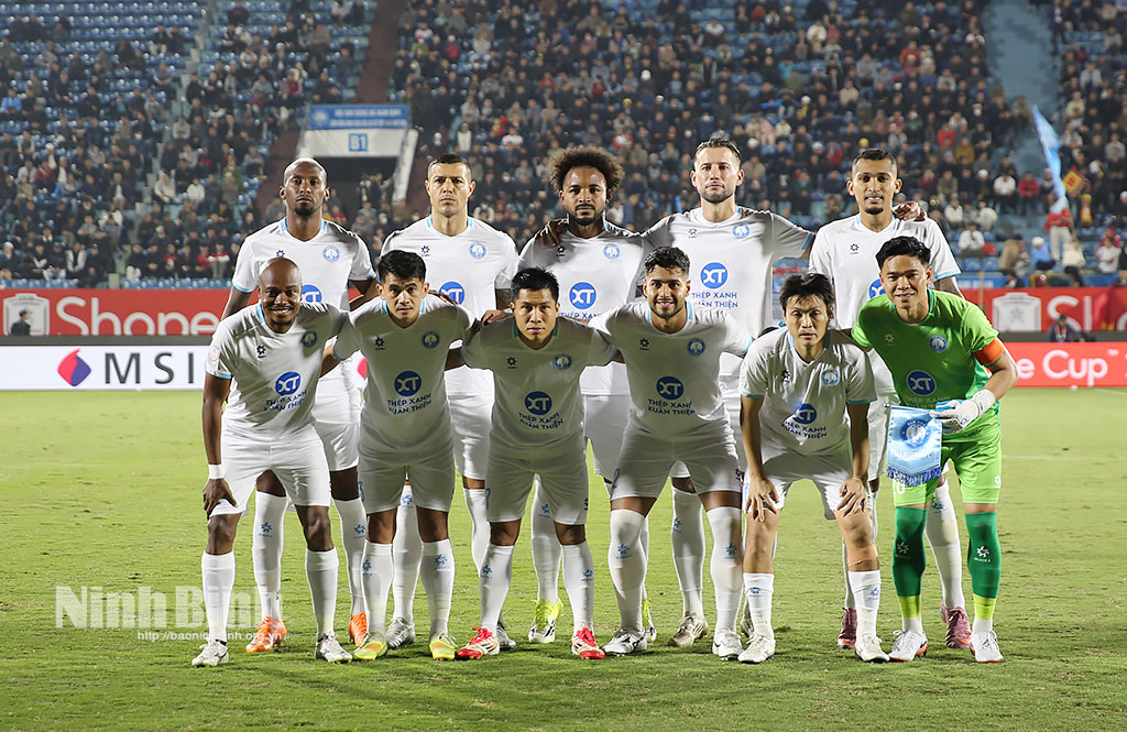 Các cầu thủ Câu lạc bộ Thép Xanh Nam Định trong trận đấu với Câu lạc bộ Lion City Sailors.