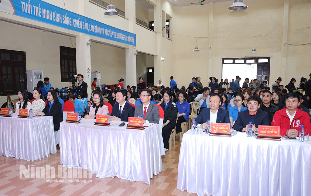 Các đại biểu dự chương trình.