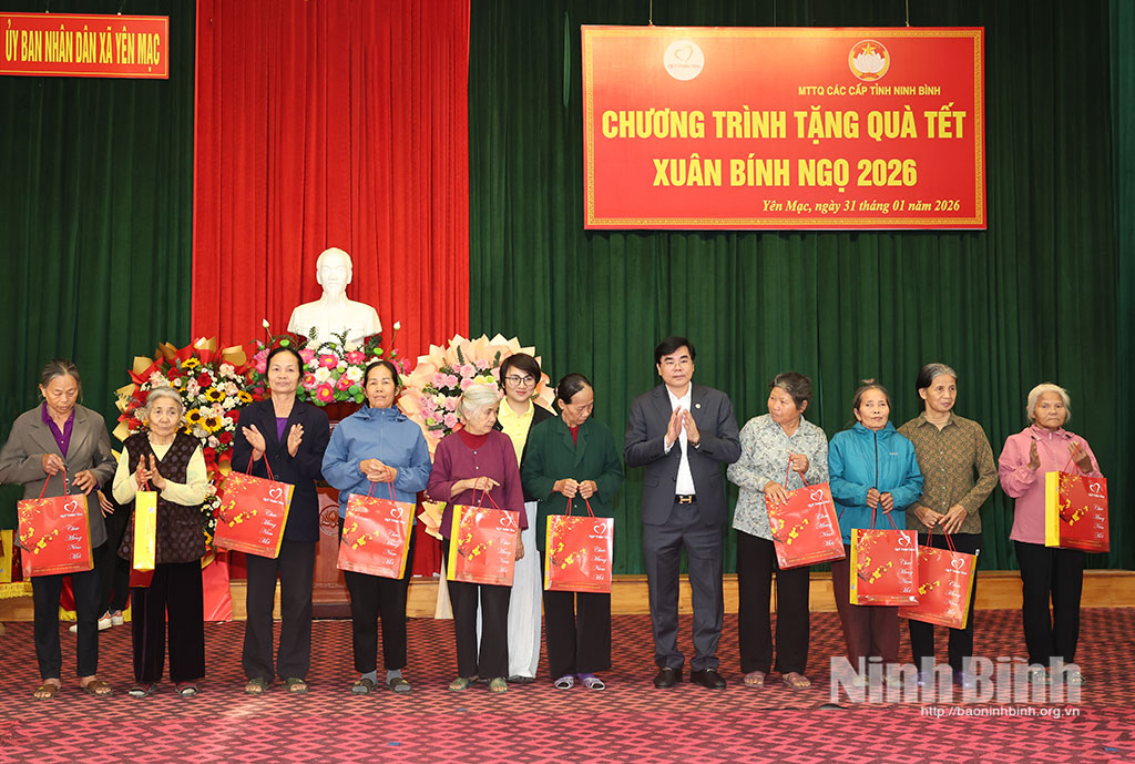 Đồng chí Nguyễn Hải Long, Tỉnh ủy viên, Phó Chủ tịch Ủy ban MTTQ Việt Nam tỉnh, Chủ tịch Liên đoàn Lao động tỉnh và lãnh đạo Quỹ Thiện Tâm (Tập đoàn Vingroup) trao quà cho hộ nghèo, hộ có hoàn cảnh đặc biệt khó khăn. Ảnh: Minh Quang