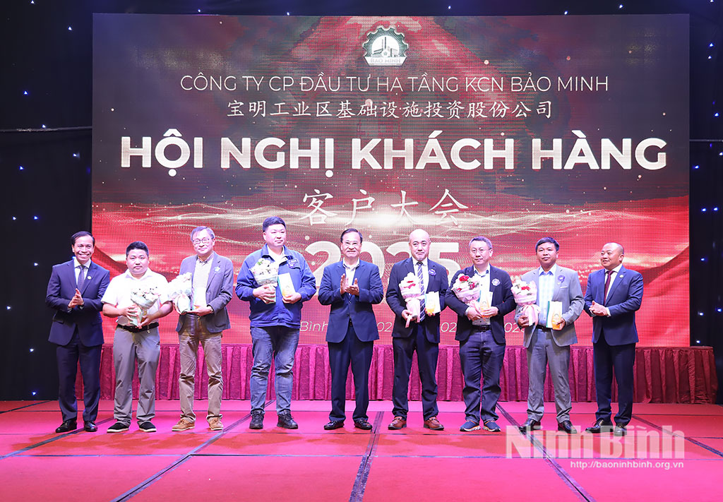 Lãnh đạo Công ty Cổ phần đầu tư hạ tầng Khu công nghiệp Bảo Minh trao tặng cúp vinh danh và quà lưu niệm cho các nhà đầu tư và đối tác chiến lược của Công ty.