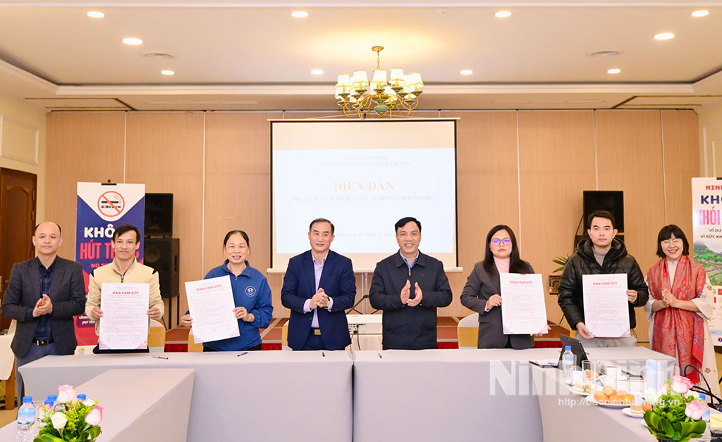 Đại diện các nhà hàng, khách sạn ký cam kết xây dựng môi trường du lịch không khói thuốc.
