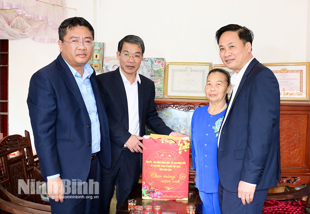 Đồng chí Nguyễn Hoàng Hà, Ủy viên Ban Thường vụ Tỉnh ủy, Phó Chủ tịch Thường trực Uỷ ban MTTQ Việt Nam tỉnh thăm, tặng quà Tết gia đình bà Nguyễn Thị Nhiệm, người bị nhiễm chất độc hoá học ở thôn Hồng Phong (xã Giao Ninh). Ảnh: Khánh Dũng