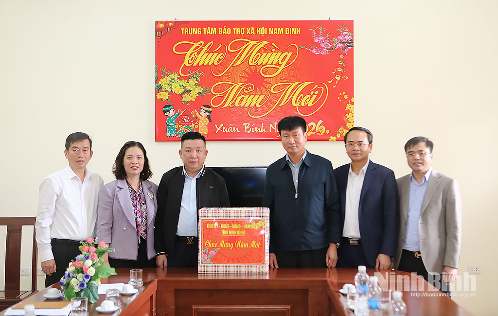 Đồng chí Trần Huy Tuấn, Ủy viên Trung ương Đảng, Phó Bí thư Tỉnh ủy, Chủ tịch UBND tỉnh tặng quà, chúc Tết cán bộ, người lao động Trung tâm Bảo trợ xã hội Nam Định (xã Xuân Trường).