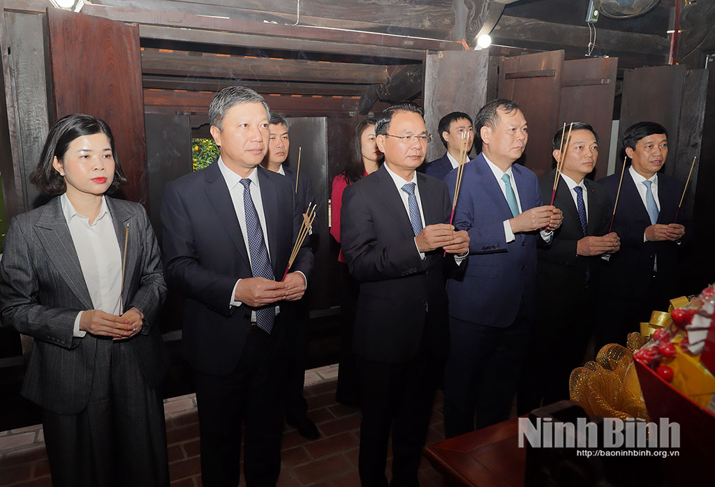 Đồng chí Đặng Xuân Phong, Ủy viên Trung ương Đảng, Bí thư Tỉnh ủy, Trưởng Đoàn ĐBQH tỉnh và các đồng chí lãnh đạo tỉnh dâng hương tại Nhà lưu niệm Tổng Bí thư Trường Chinh.