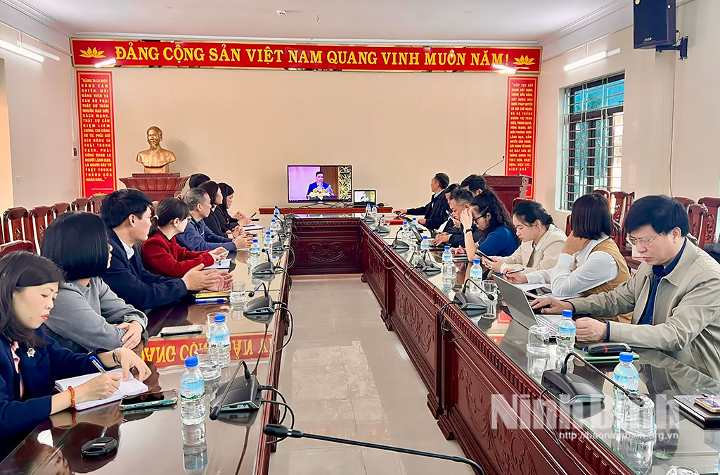 Các đại biểu dự hội nghị tại điểm cầu Ninh Bình.