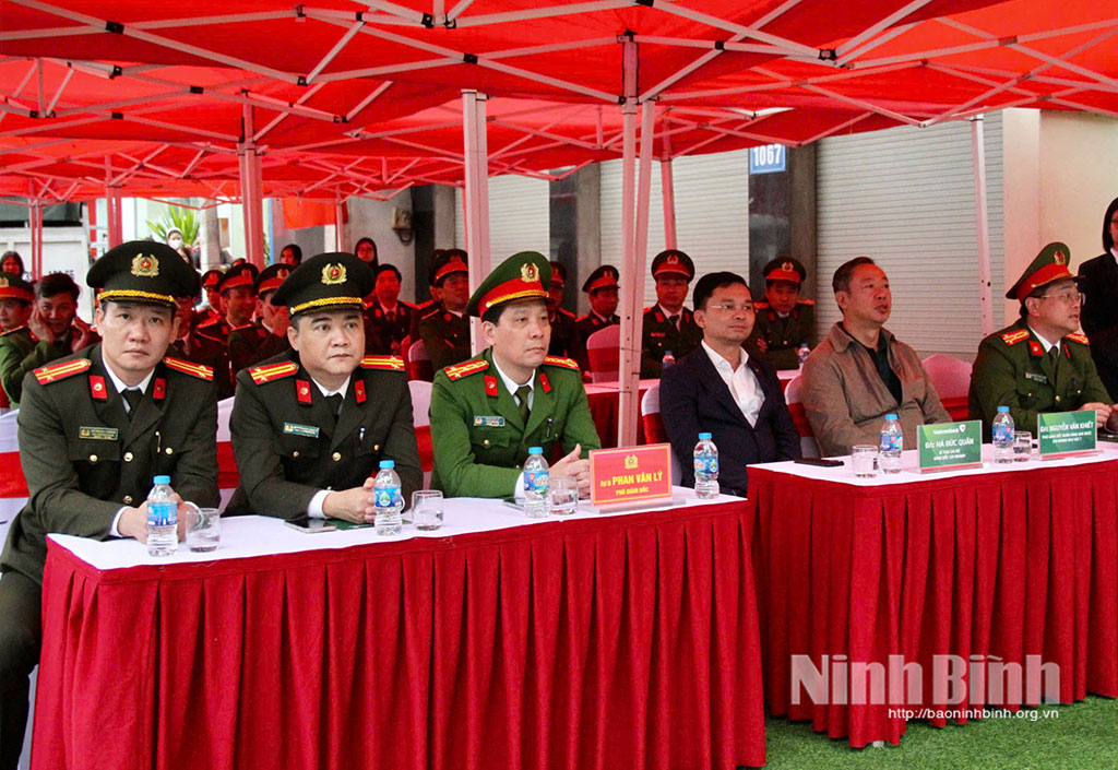 Các đại biểu theo dõi, kiểm tra tình huống diễn tập.