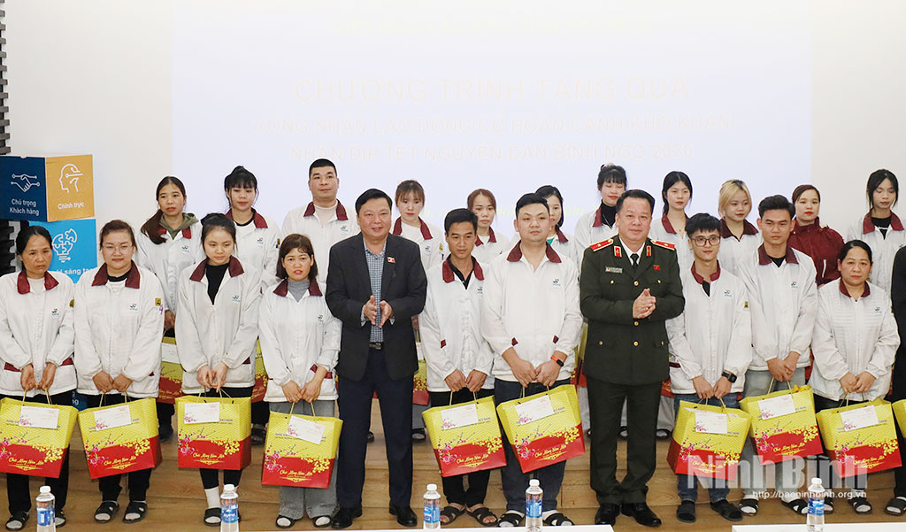 Thiếu tướng Nguyễn Quốc Hùng, Phó Chủ nhiệm Ủy ban Quốc phòng - An ninh và Đối ngoại của Quốc hội; đồng chí Phạm Hùng Thắng, Tỉnh ủy viên, Phó Trưởng Đoàn đại biểu Quốc hội tỉnh trao quà Tết cho đoàn viên, người lao động Công ty TNHH Wistron Infocomm Việt Nam. Ảnh: Lê Dũng