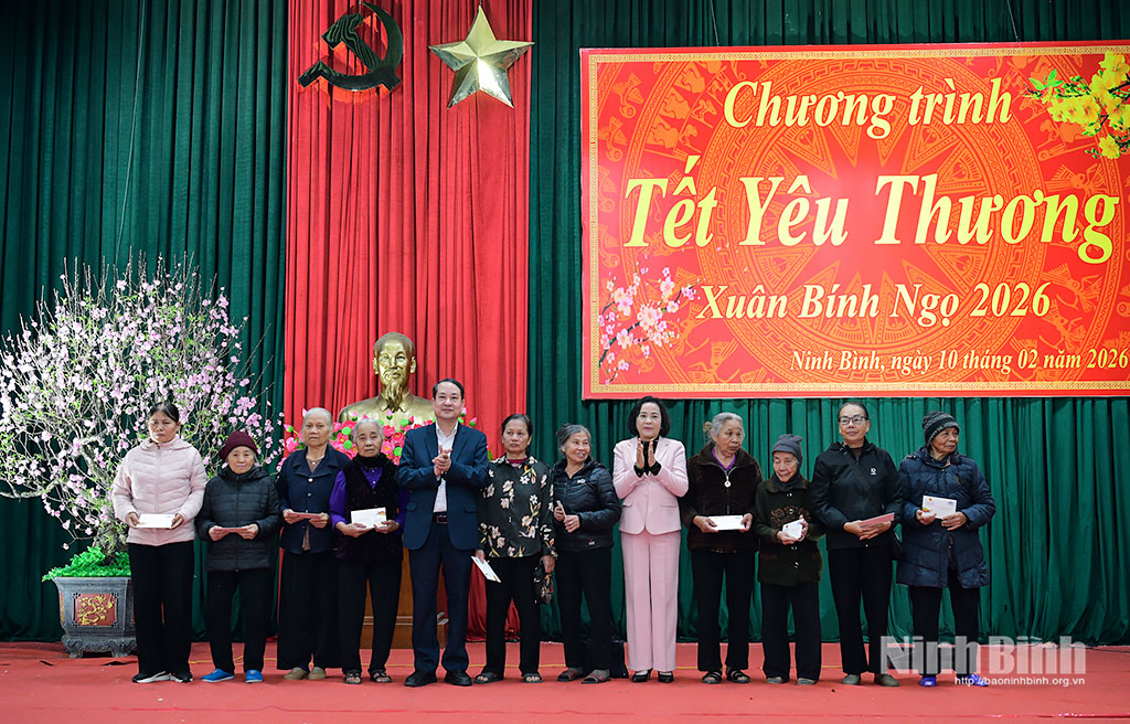 Các đồng chí: Nguyễn Thị Thanh, Ủy viên Trung ương Đảng, Phó Chủ tịch Quốc hội; Mai Văn Tuất, Phó Bí thư Tỉnh ủy, Chủ tịch Ủy ban MTTQ tỉnh tặng quà Tết các hộ gia đình có hoàn cảnh khó khăn tại xã Kim Sơn.