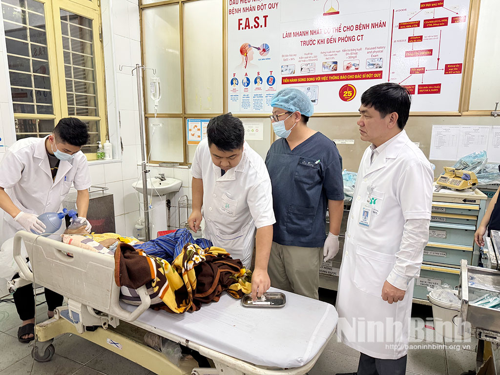 Các y, bác sĩ của Bệnh viện Đa khoa Hà Nam làm nhiệm vụ.