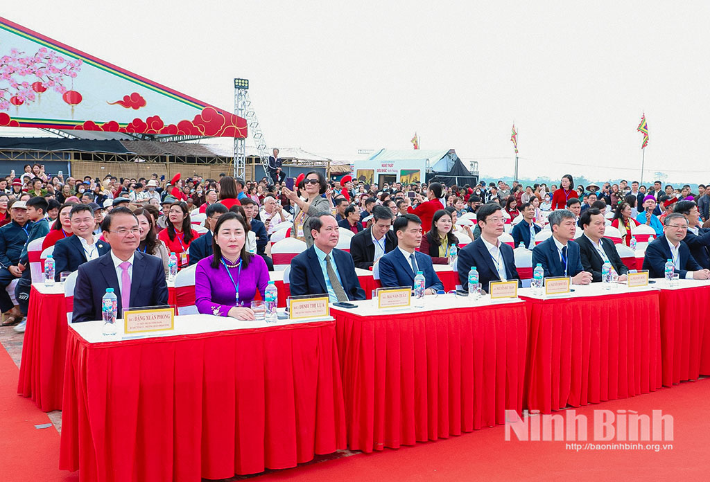 Đồng chí Đặng Xuân Phong, Ủy viên Trung ương Đảng, Bí thư Tỉnh ủy, Trưởng Đoàn đại biểu Quốc hội tỉnh và các đại biểu dự khai mạc Lễ hội Tịch điền Đọi Sơn Xuân Bính Ngọ 2026. Ảnh: Nguyễn Huy