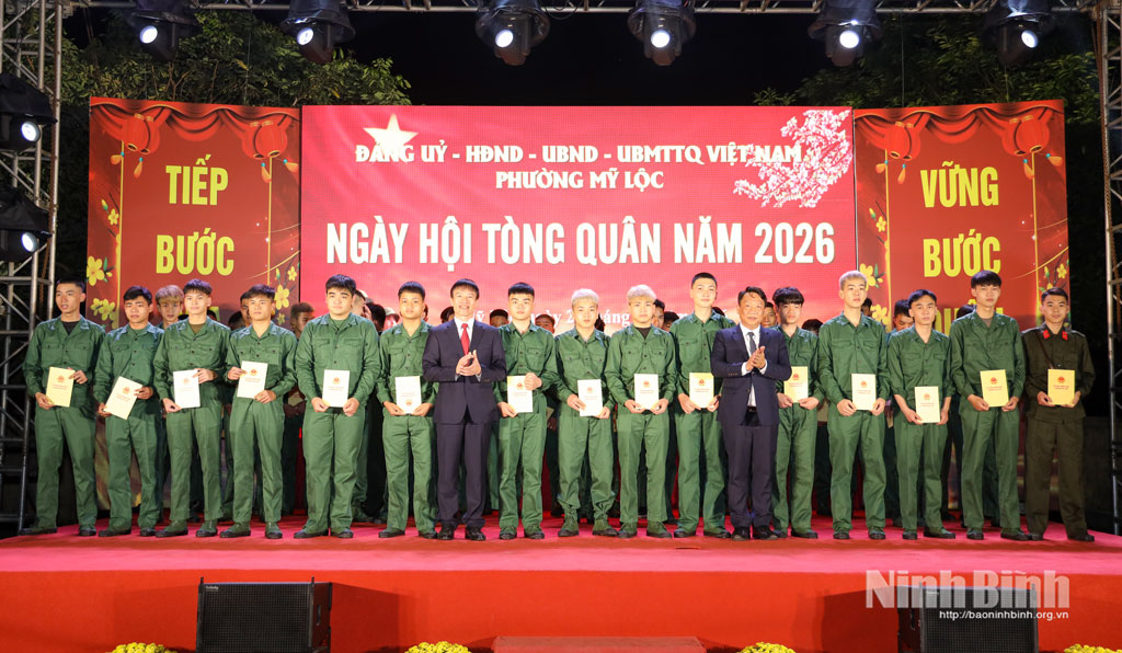 Lãnh đạo phường Mỹ Lộc tặng quà cho các thanh niên trúng tuyển nghĩa vụ quân sự, nghĩa vụ công an nhân dân năm 2026 và các quân nhân xuất ngũ năm 2026.