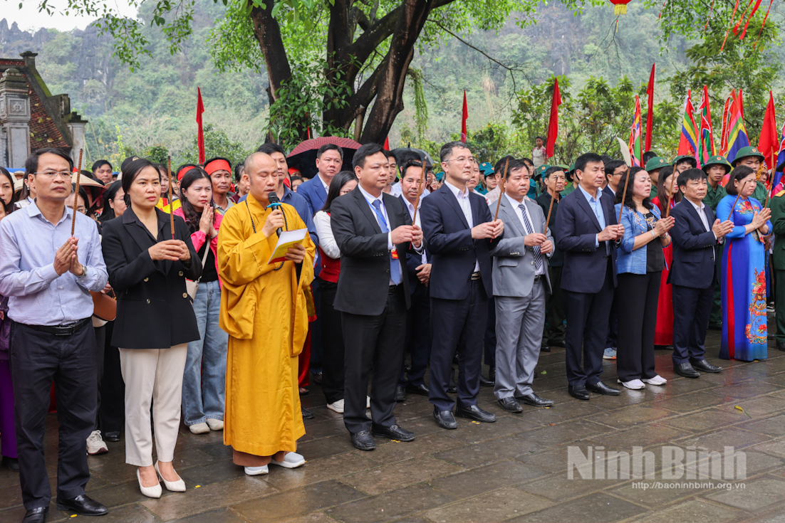 Các đại biểu thực hiện nghi thức dâng hương tại Lễ hội.