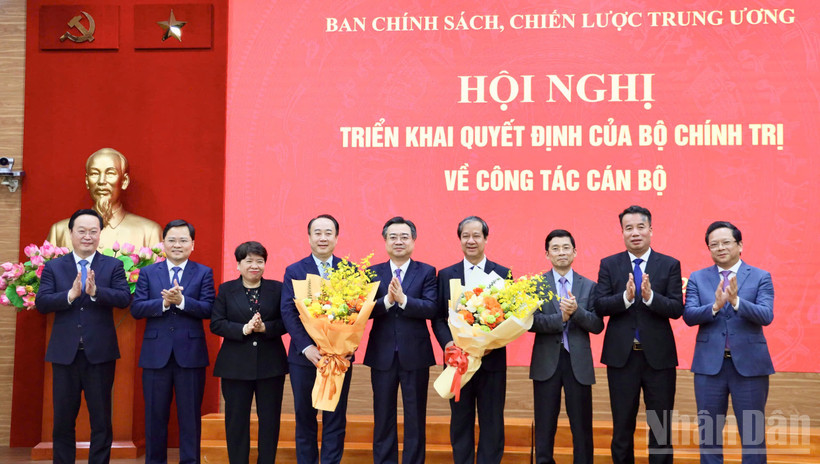 Đồng chí Nguyễn Thanh Nghị và tập thể lãnh đạo Ban Chính sách, chiến lược Trung ương tặng hoa chúc mừng các đồng chí tân Phó Trưởng ban.