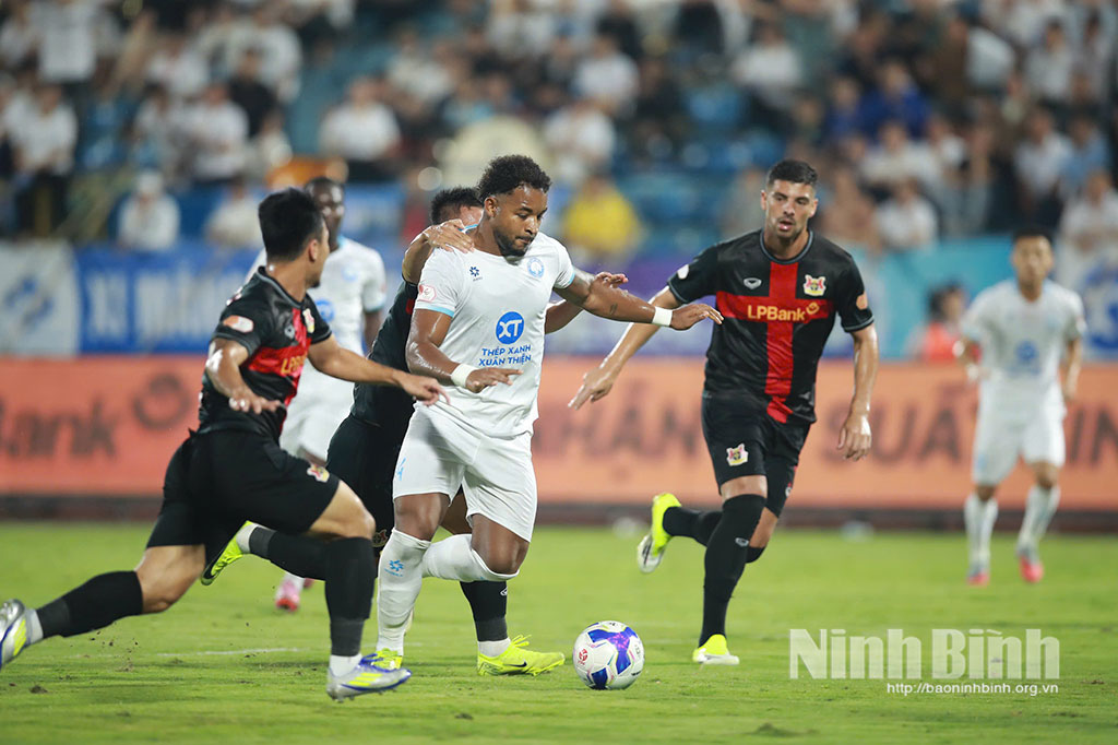 Xuân Son nỗ lực thi đấu giúp CLB Thép Xanh Nam Định có trận thắng ngược dòng ấn tượng.