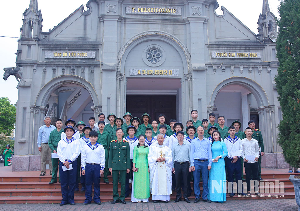 Linh mục Nguyễn Hồng Phúc, Chính xứ Khiết Kỷ và lãnh đạo xã chụp ảnh lưu niệm cùng các tân binh.
