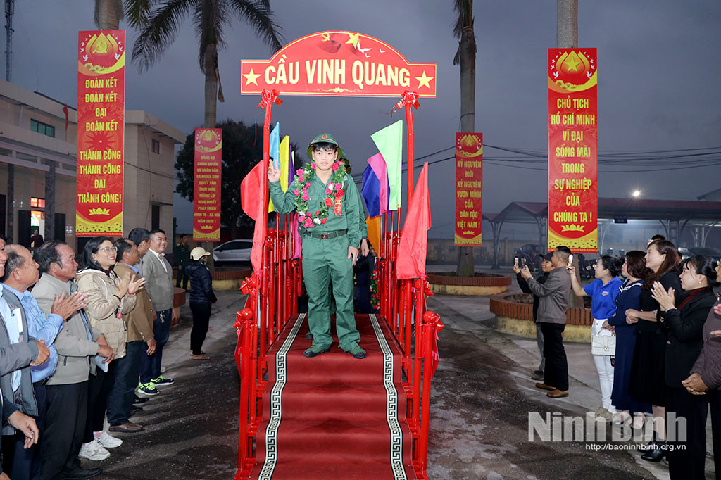 Thanh niên xã Nghĩa Sơn qua “cầu Vinh Quang” lên xe hành quân về khu vực giao quân.