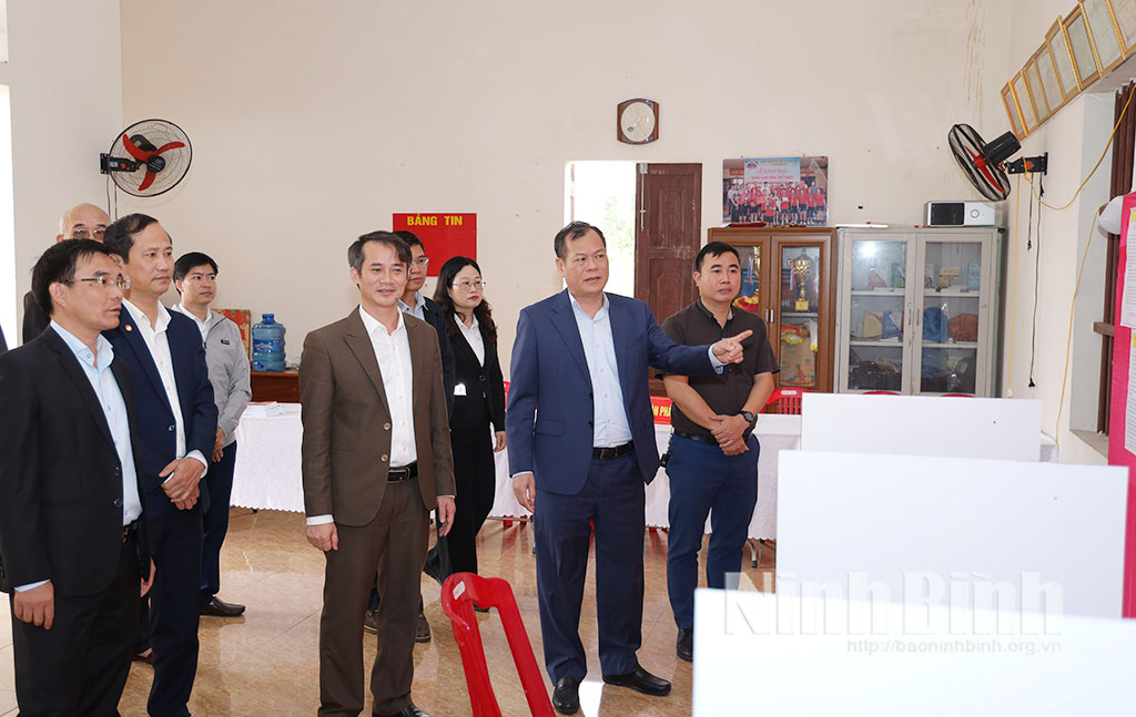 Đồng chí Lê Quốc Chỉnh, Phó Bí thư Tỉnh ủy, Chủ tịch HĐND tỉnh, Phó Trưởng Ban Chỉ đạo cuộc bầu cử tỉnh và Đoàn công tác kiểm tra công tác bầu cử tại xã Ninh Cường.