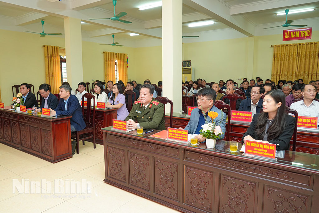 Các đại biểu dự hội nghị tiếp xúc cử tri tại xã Nam Trực. Ảnh: Nguyễn Huy