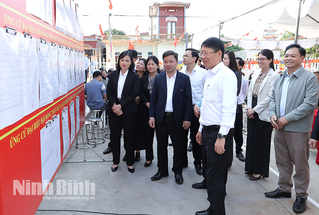 Đồng chí Trần Song Tùng, Ủy viên Ban Thường vụ Tỉnh ủy, Phó Chủ tịch Thường trực UBND tỉnh và Đoàn công tác kiểm tra công tác bầu cử tại xã Giao Bình.