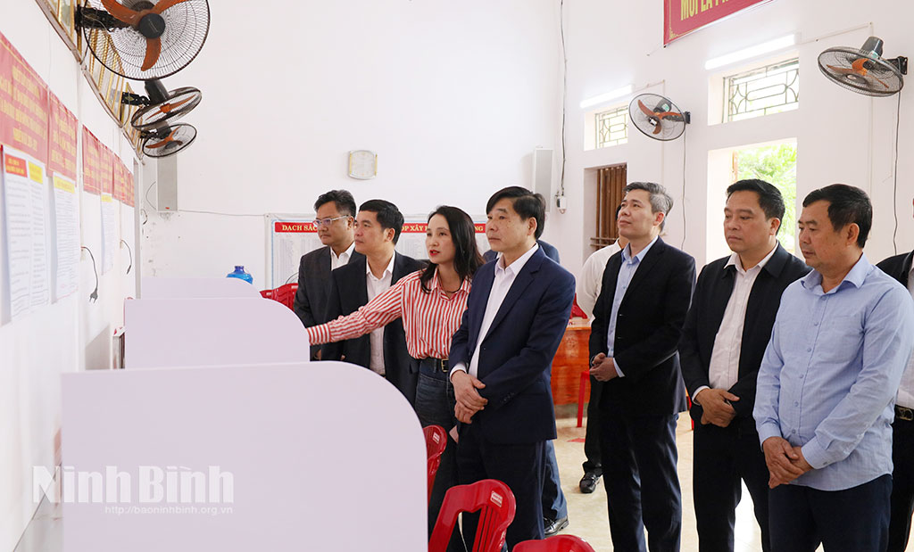 Đồng chí Phó Chủ tịch UBND tỉnhNguyễn Anh Chức kiểm tra công tác bầu cử tại Đơn vị bầu cử số 2 thôn Hạ Trang, xã Liêm Hà.