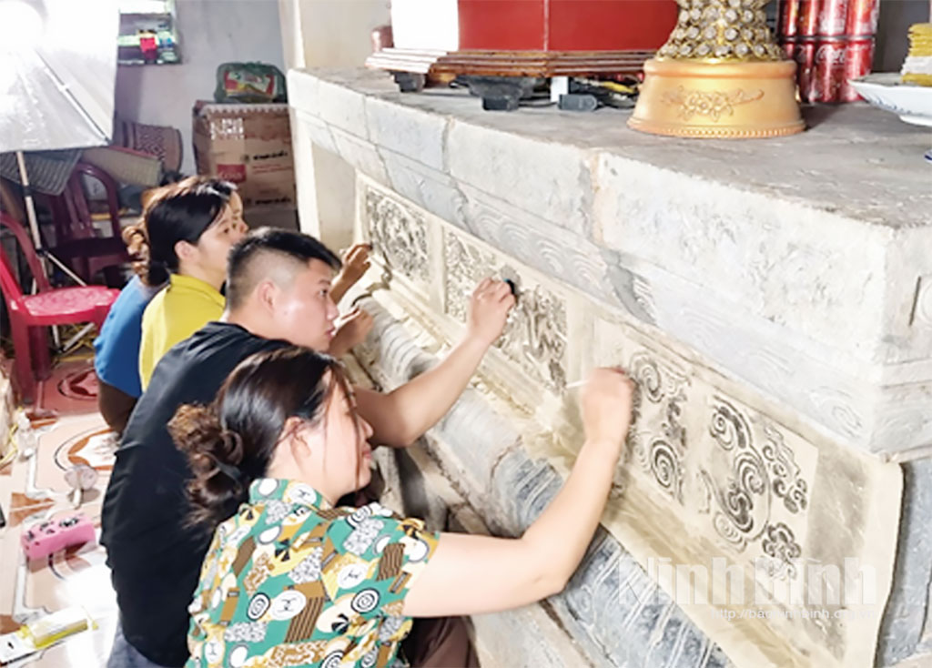 Cán bộ Bảo tàng tỉnh nghiên cứu, thực hiện dập hoa văn Bàn thờ Phật bằng đá chùa Thượng Nương mới được công nhận là Bảo vật quốc gia.