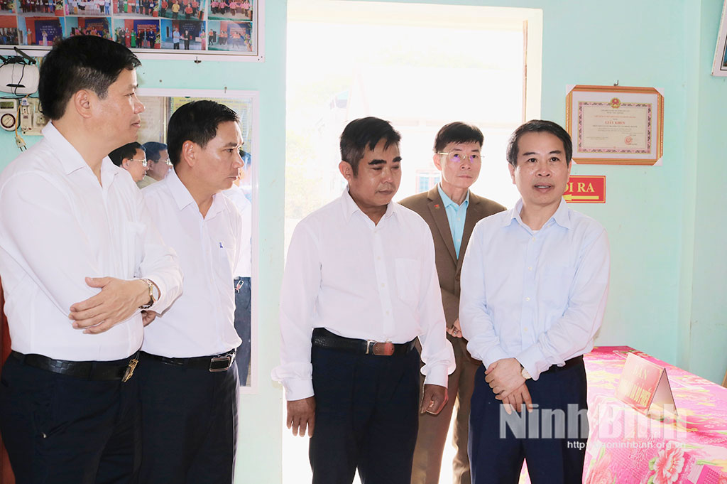 Đồng chí Bùi Hoàng Hà, Ủy viên Ban Thường vụ Tỉnh ủy, Phó Chủ tịch Thường trực HĐND tỉnh, Ủy viên Ban Chỉ đạo Cuộc bầu cử tỉnh, Phó Chủ tịch Ủy ban Bầu cử tỉnh kiểm tra công tác chuẩn bị bầu cử tại xã Phong Doanh. Ảnh: Khánh Dũng