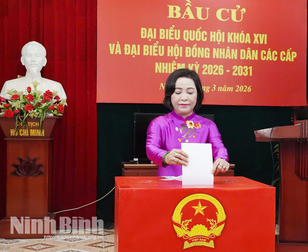 Đồng chí Nguyễn Thị Thanh, Ủy viên Trung ương Đảng, Phó Chủ tịch Quốc hội thực hiện bỏ lá phiếu đầu tiên tại Khu vực bỏ phiếu số 27, phường Hoa Lư. Ảnh: Trần Giang