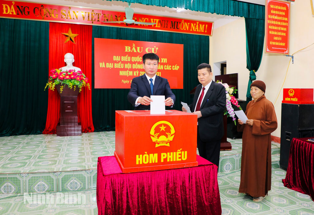 Đồng chí Trần Huy Tuấn, Ủy viên Trung ương Đảng, Bí thư Tỉnh ủy bỏ phiếu tại Khu vực bỏ phiếu số 31 (phường Hoa Lư).