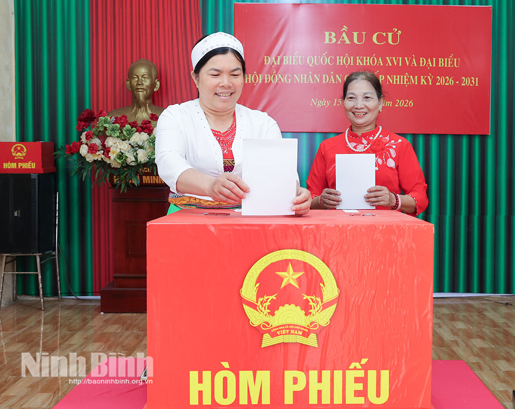 Cử tri tổ bầu cử số 9 Phường Yên Sơn bỏ phiếu bầu cử. Ảnh: Viết Dư