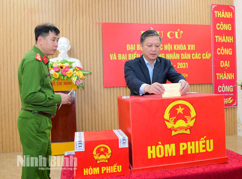 Đồng chí Đinh Việt Dũng, Ủy viên Ban Thường vụ Tỉnh ủy, Trưởng Ban Tổ chức Tỉnh ủy, Ủy viên Ban Chỉ đạo cuộc bầu cử tỉnh bỏ phiếu bầu cử tại Khu vực bỏ phiếu số 47, Đơn vị bầu cử số 5, phường Hoa Lư. Ảnh: Giang Nguyễn