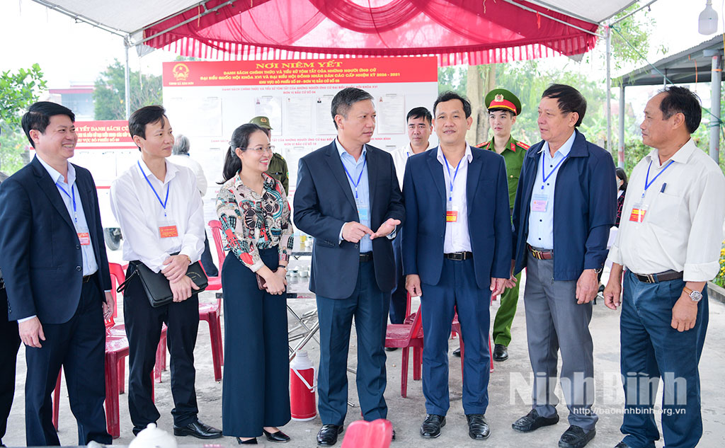 Đồng chí Đinh Việt Dũng, Ủy viên Ban Thường vụ Tỉnh ủy, Trưởng Ban Tổ chức Tỉnh ủy, Ủy viên Ban Chỉ đạo Bầu cử tỉnh kiểm tra công tác bầu cử tại Khu vực bỏ phiếu số 9, xã Kim Sơn. Ảnh: Trường Giang