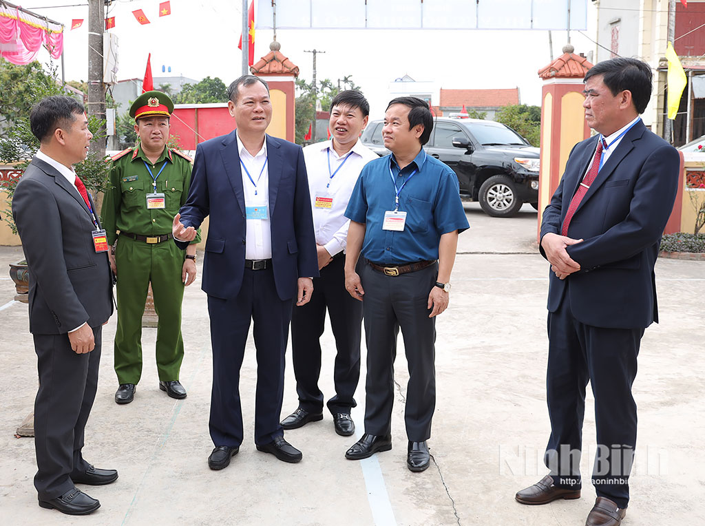 Đồng chí Lê Quốc Chỉnh, Phó Bí thư Tỉnh ủy, Chủ tịch HĐND tỉnh, Phó Trưởng Ban Chỉ đạo cuộc bầu cử tỉnh động viên lực lượng chức năng làm nhiệm vụ bầu cử tại xã Hải Tiến.