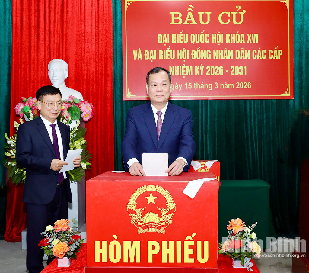 Đồng chí Lê Quốc Chỉnh, Phó Bí thư Tỉnh ủy, Chủ tịch HĐND tỉnh bỏ phiếu tại khu vực bỏ phiếu số 16, phường Thiên Trường.
