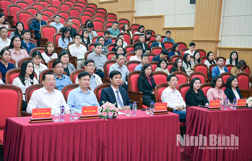 Các đại biểu dự lễ khai giảng.