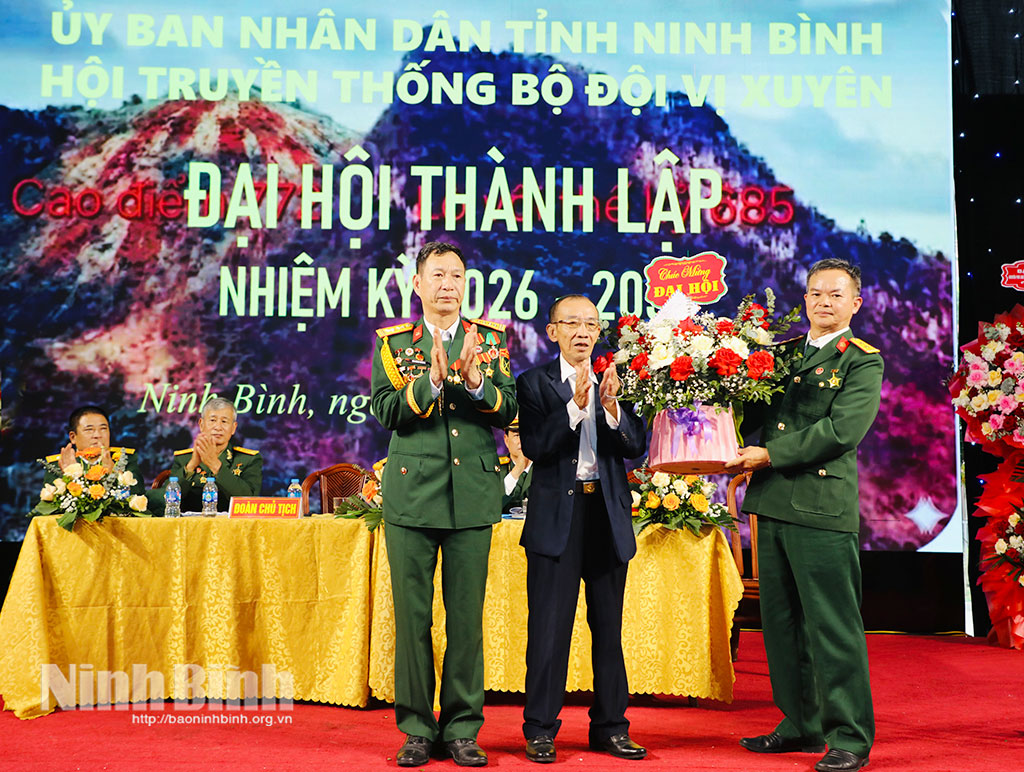 Các đơn vị tặng hoa chúc mừng Đại hội.